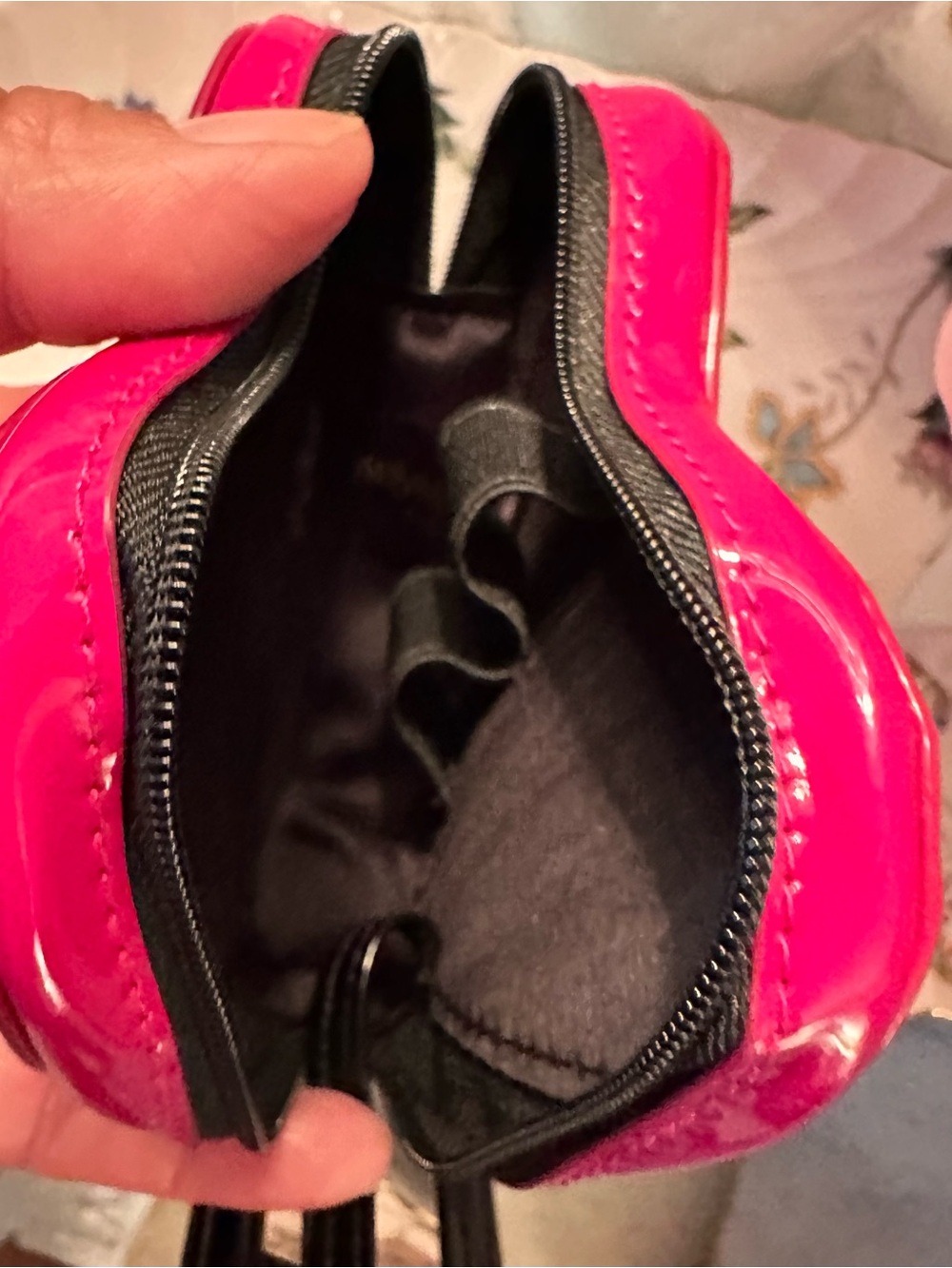 Yves Saint Laurent Heart Cosmetic Case in Hot Pink Patent - Picture 4 of 8